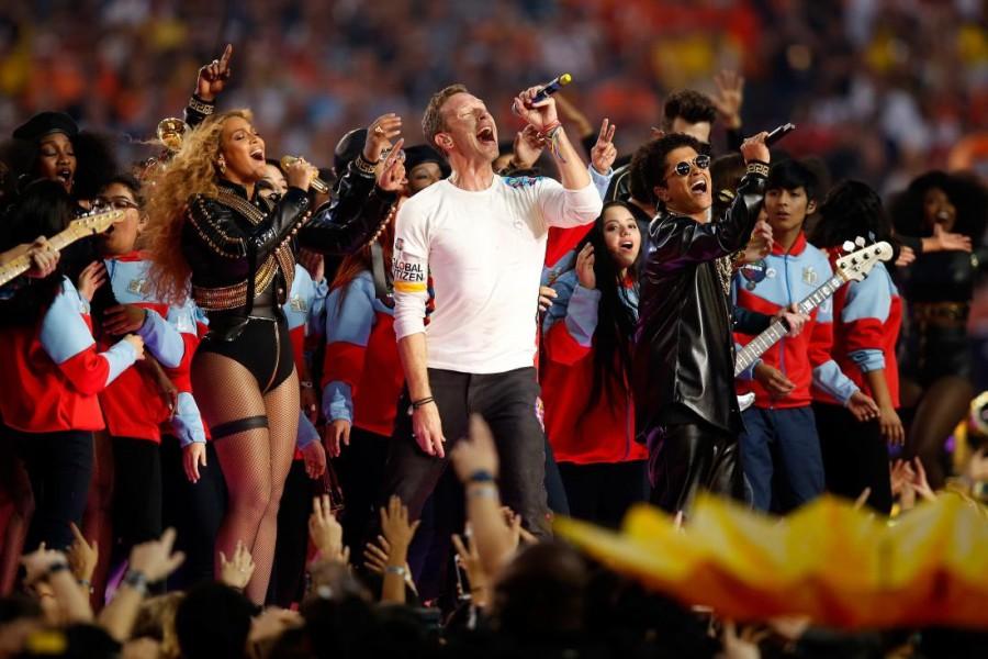 Super Bowl 50 hosts memorable halftime show