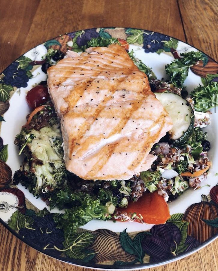 A+meat-free+alternative%3A+Salad+with+salmon%2C+kale%2C+quinoa%2C+and+veggies